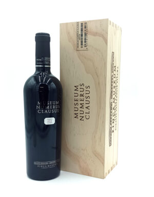 Dark wine bottle labeled Museum Numerus Clausus beside a matching wooden crate with the same text.