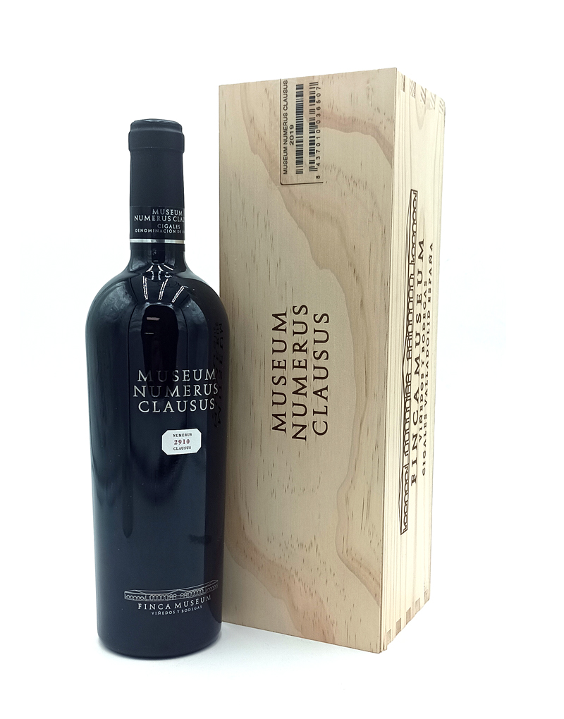1777484623367b - El Gourmext de Casa Chino Dark wine bottle labeled Museum Numerus Clausus beside a matching wooden crate with the same text.