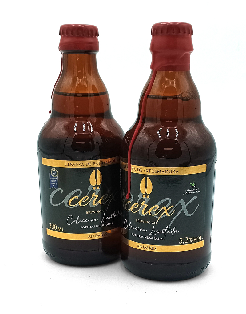 1777484624783 - El Gourmext de Casa Chino Two small brown beer bottles with red caps, labeled Cerveza de Extremadura, dark green and gold labels (330 ml).