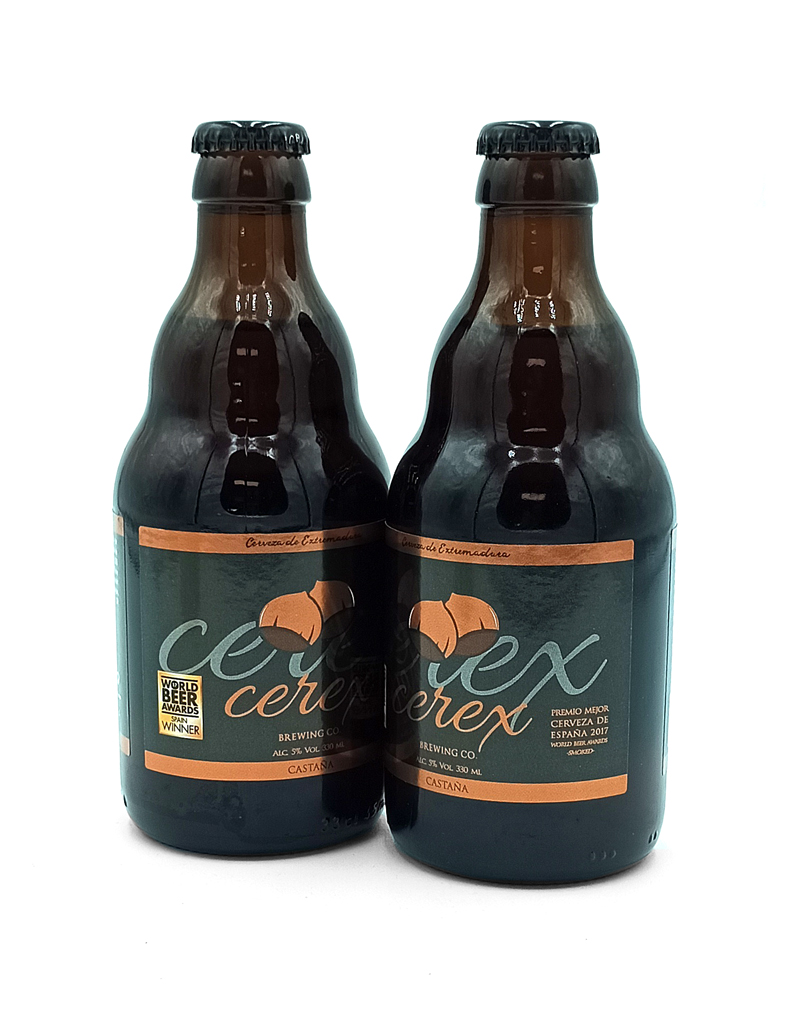 1777484624813 - El Gourmext de Casa Chino Two dark beer bottles with copper labels standing side by side on a white background.