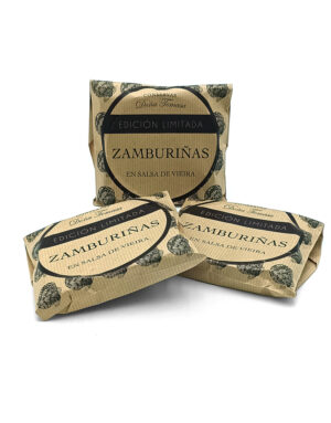 Three brown paper packages labeled 'Zamburiñas en salsa de Vieira' with seashell illustrations on kraft paper.
