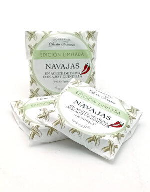 Two white, boxed products labeled 'NAVAJAS en aceite de oliva con ajo y guindilla' with a light green 'EDICIÓN LIMITADA' band, presented on a white background (razor clams in olive oil).
