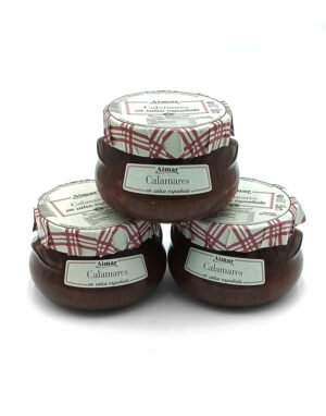 Four jars of Aimar Calamares in salsa española stacked in a pyramid on a white background.