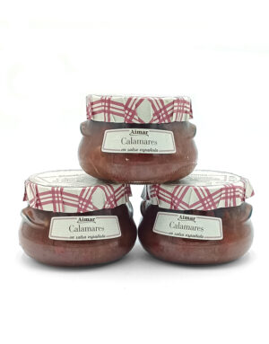 Three glass jars of Aimar Calamares en salsa española stacked in a pyramid, with pink plaid-covered lids.