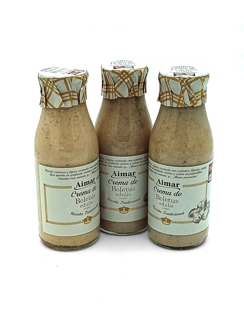 1777484625698 - El Gourmext de Casa Chino Three glass bottles of Boletus edulis cream sauce, labeled Crema de Boletus edulis, with patterned foil caps in a row.