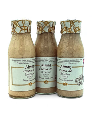 Three glass bottles of Aimar Crema de Boletus edulis mushroom cream sauce tied with patterned caps and beige labels labeled Receta Tradicional (traditional recipe).