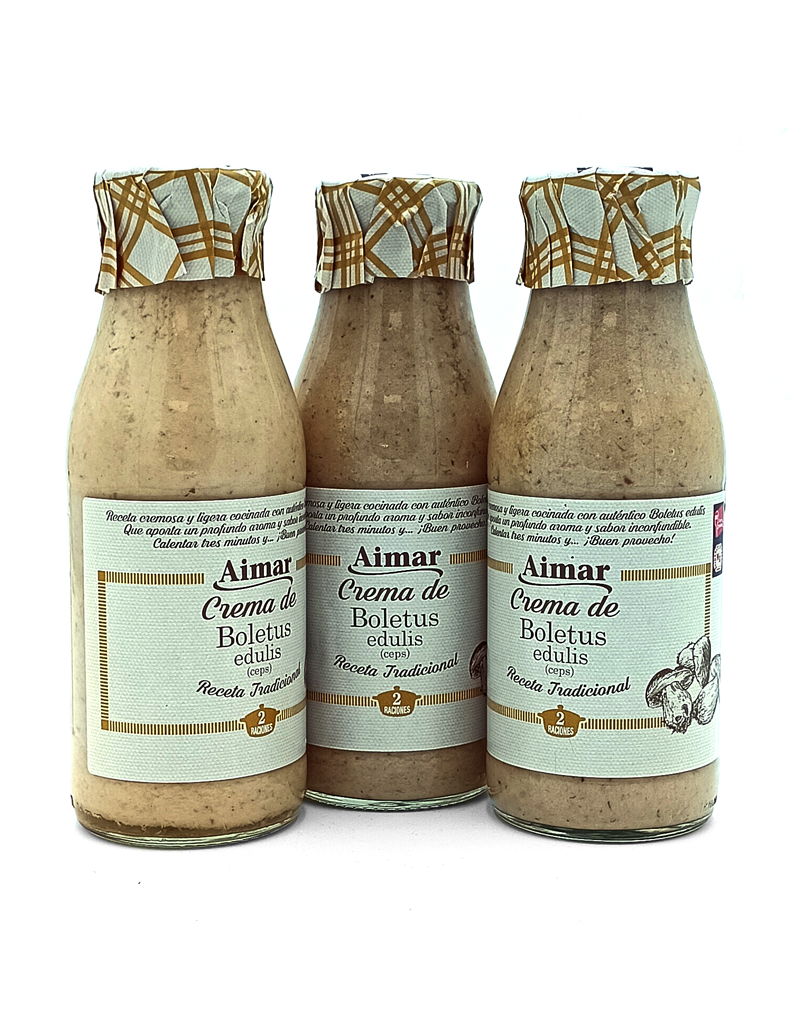 1777484625726b - El Gourmext de Casa Chino Three glass bottles of Aimar Crema de Boletus edulis mushroom cream sauce tied with patterned caps and beige labels labeled Receta Tradicional (traditional recipe).