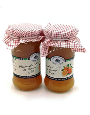 Two jars of orange marmalade with red checkered cloth covers and labels reading 'Mermelada Extra de Naranja Dulce'.