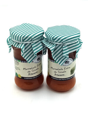 1778794818227 - El Gourmext de Casa Chino Two glass jars of artisanal plum jam with teal striped fabric covers and handwritten-style labels reading 'Mermelada Extra de Ciruela Artesana'.