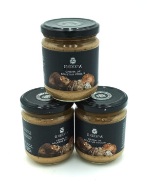 1778794819332 - El Gourmext de Casa Chino Three jars of boletus edulis cream spread with dark labels and black lids, stacked in a pyramid on a white background.