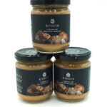 1778794819374 - El Gourmext de Casa Chino Three glass jars of Boletus Edulis cream stacked in a pyramid on a white background with dark labels and black lids.