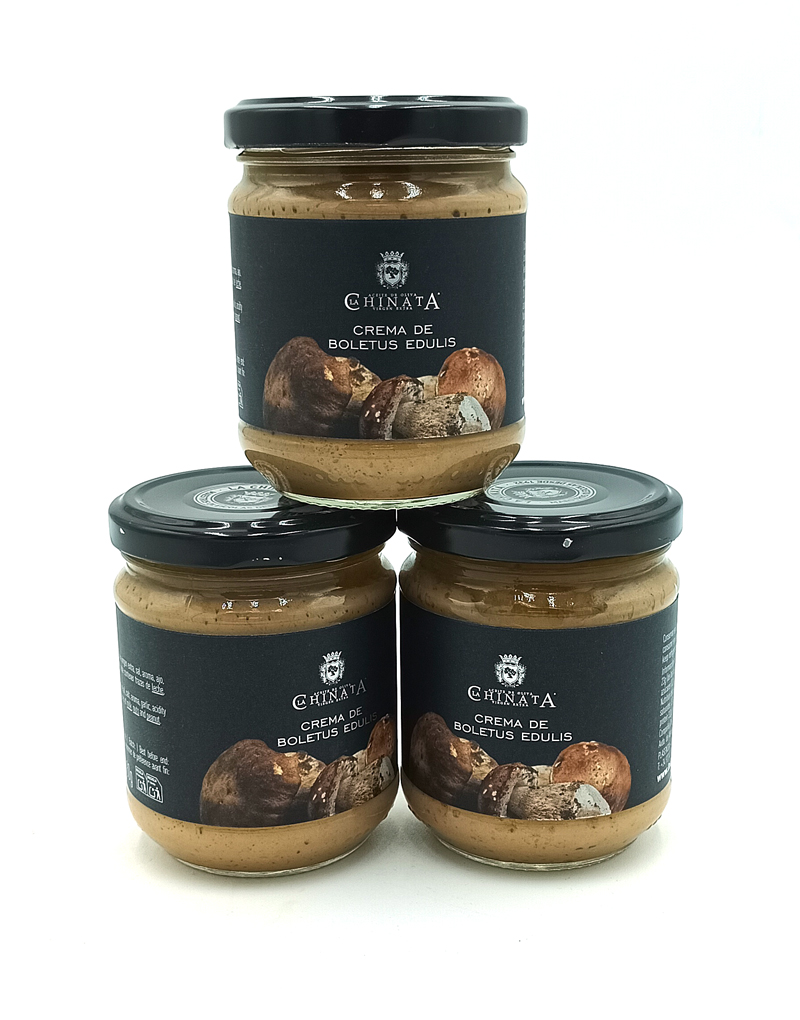1778794819374 - El Gourmext de Casa Chino Three glass jars of Boletus Edulis cream stacked in a pyramid on a white background with dark labels and black lids.