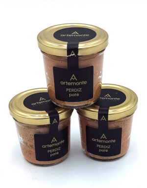 1778794819861 - El Gourmext de Casa Chino Three Artemonte perdiz pâté jars with gold lids stacked on a white background, displaying dark labels and seal.