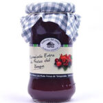 Jar of extra forest fruit jam with a blue-and-white checkered cloth cover and label featuring berries (Sabores del Guijo)