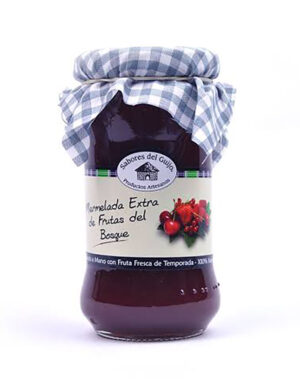 Jar of extra forest fruit jam with a blue-and-white checkered cloth cover and label featuring berries (Sabores del Guijo)