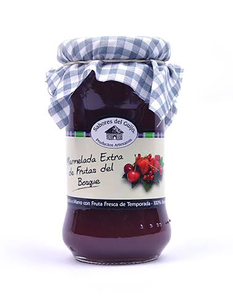 images - El Gourmext de Casa Chino Jar of extra forest fruit jam with a blue-and-white checkered cloth cover and label featuring berries (Sabores del Guijo)